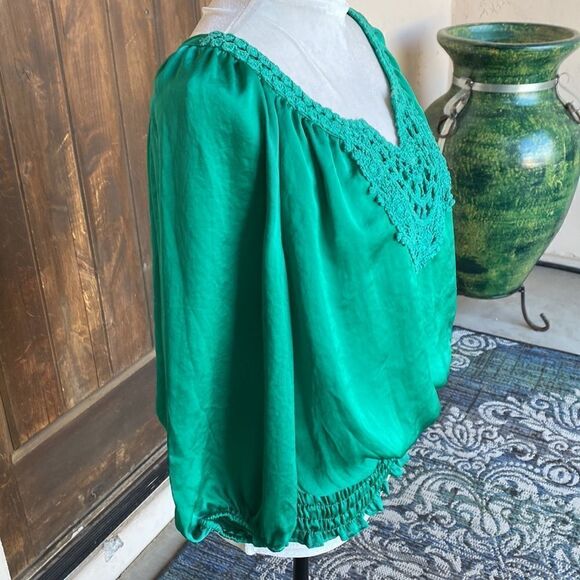 Green pullover elastic waist crochet adornment size 8 - Picture 3 of 5